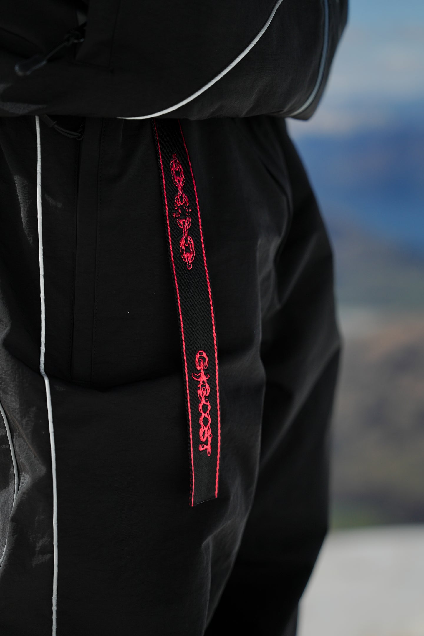 Broken Chain Magnetic Belt - Black and Red