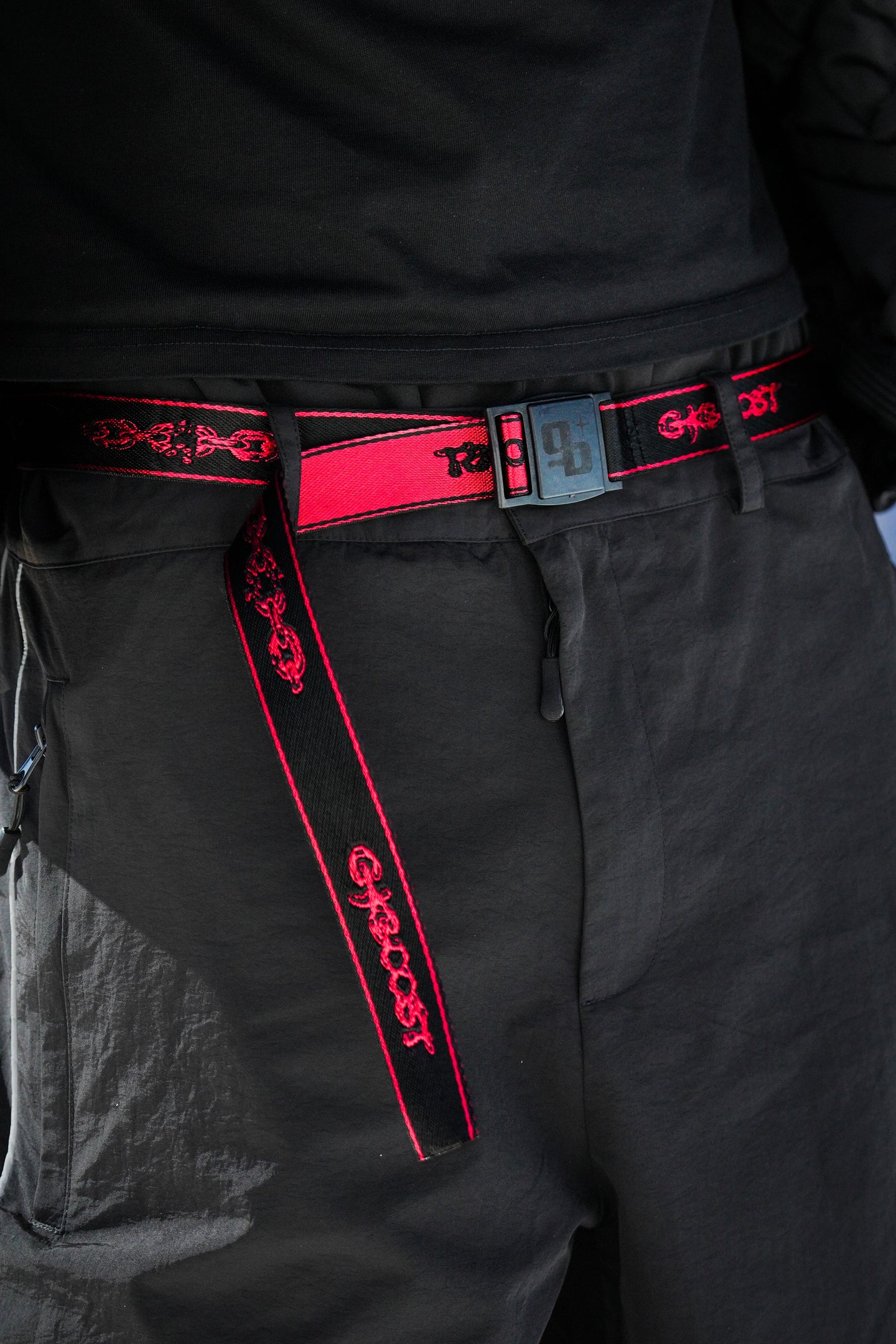 Broken Chain Magnetic Belt - Black and Red