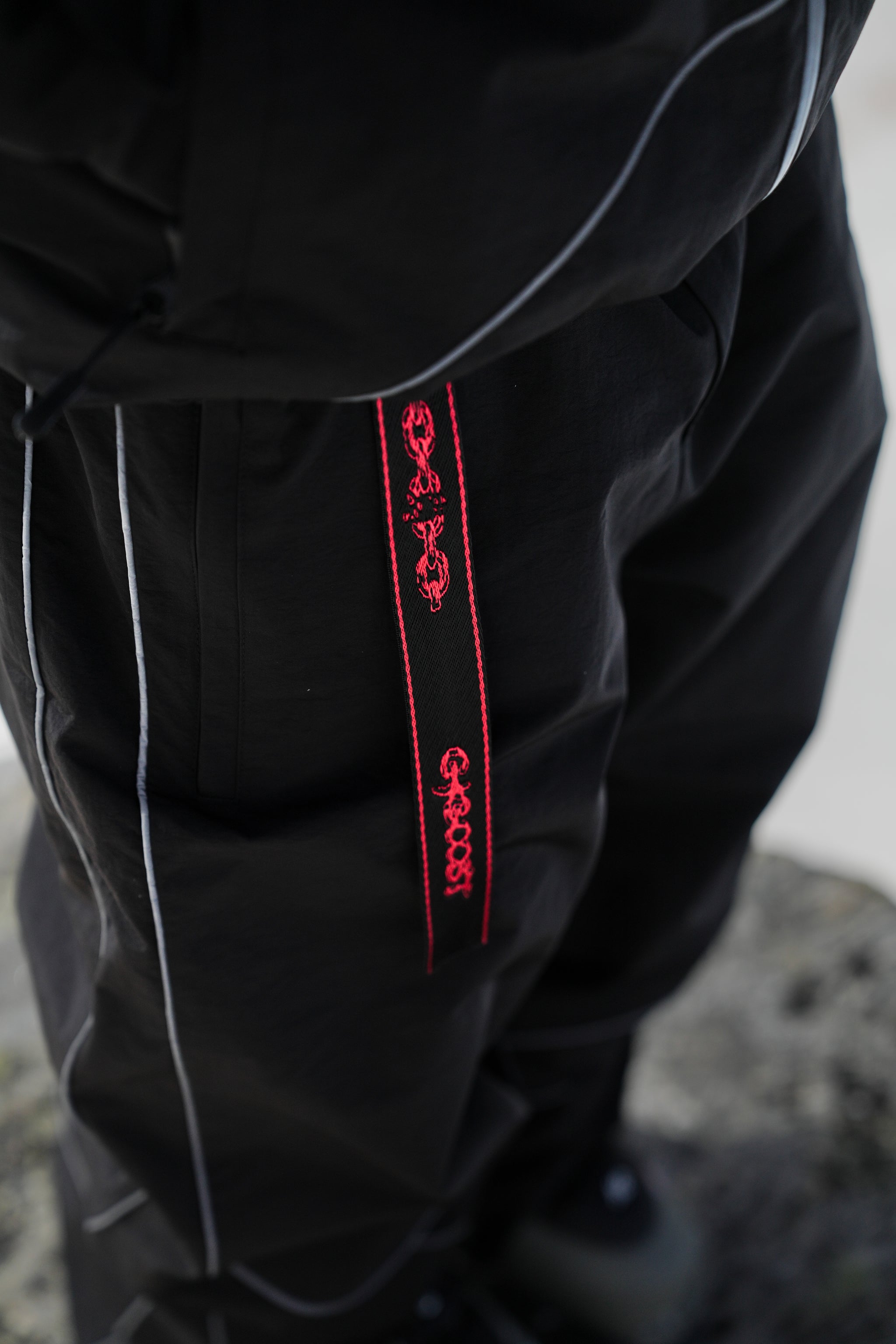 Broken Chain Magnetic Belt - Black and Red